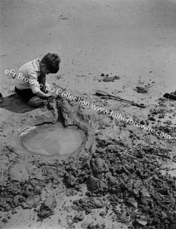 AT PLAY ON COOMINOOLE STRAND